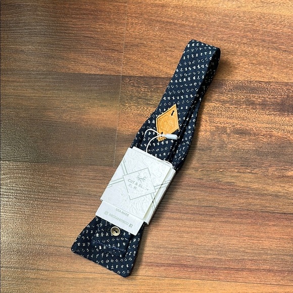 Neck and Tie Luxury Hand Sewn Navy Bow Tie NWT - Picture 2 of 4